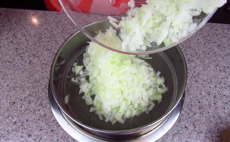замоченный лук в воде