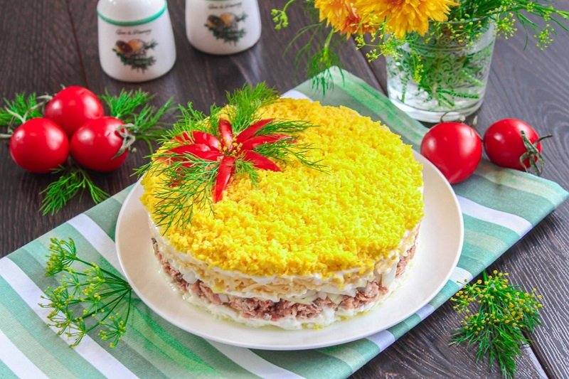 подача готового салата австрийский