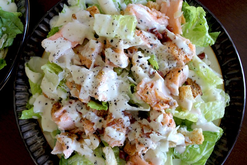 салат цезарь с лососем