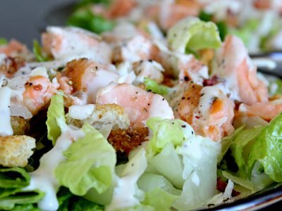 Салат «Цезарь» с лососем