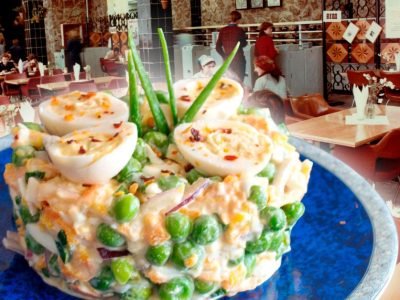 Салат «Чайка» с зеленым горошком и яйцом