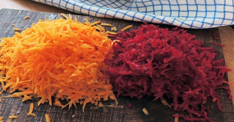 тертая свекла и морковь