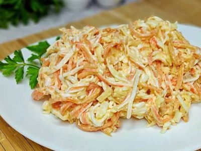 Салат «Элементарный» с крабовыми палочками и сыром