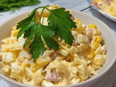 Салат «Ежик» с колбасой и кукурузой