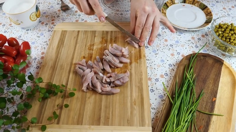 нарезка филе сельди