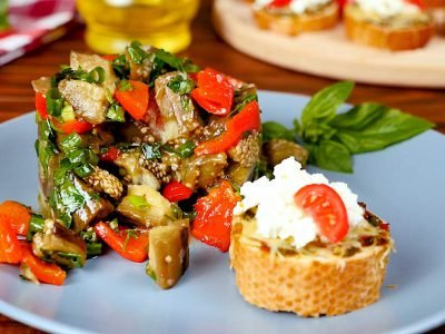 Салат из баклажанов с чесночным хлебом