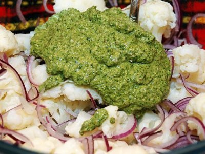 Салат из цветной капусты с ореховой заправкой