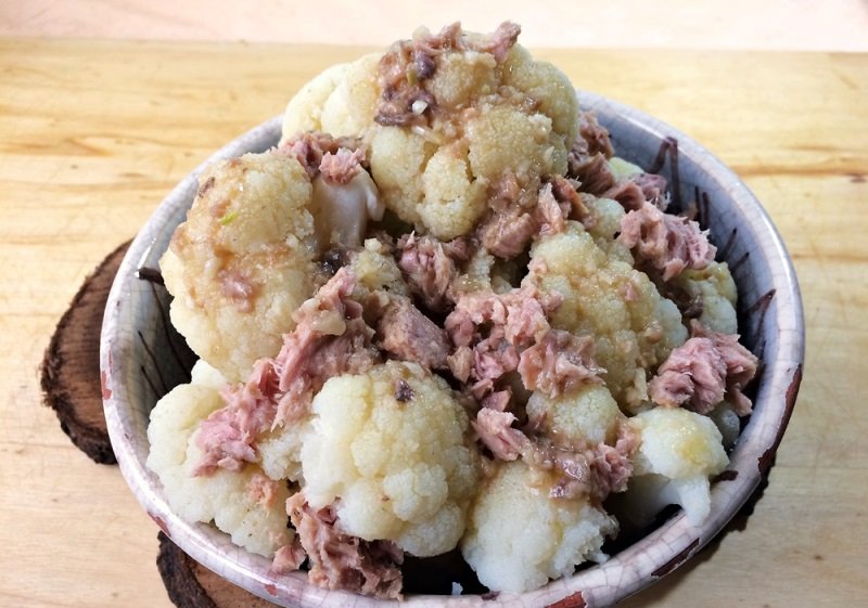 Салат из цветной капусты с тунцом