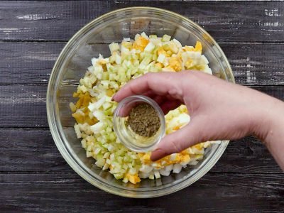 Салат из цветной капусты с яйцами