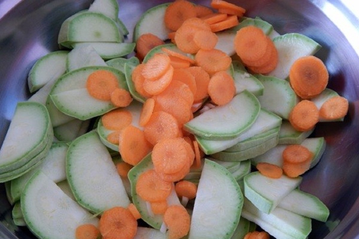 нарезанные кабачки и морковь