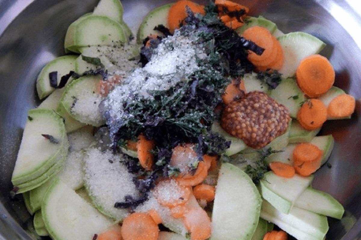 добавление зелени и специй