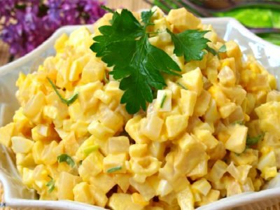 Салат из кальмаров с яблоком и кукурузой