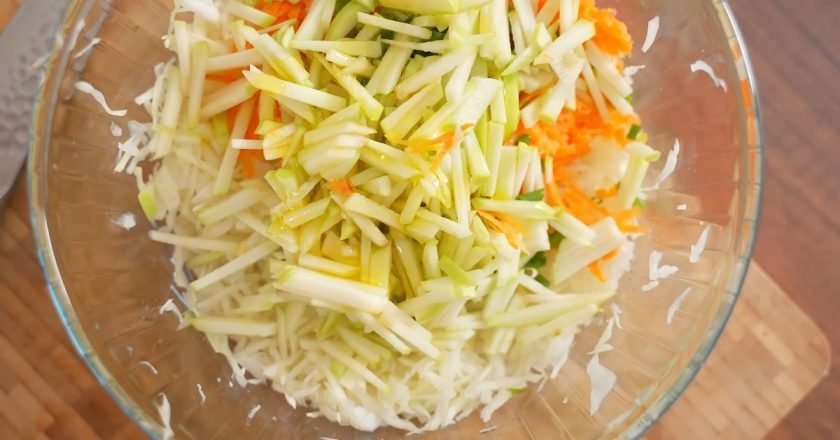 Витаминный салат из капусты с морковью - Со Вкусом