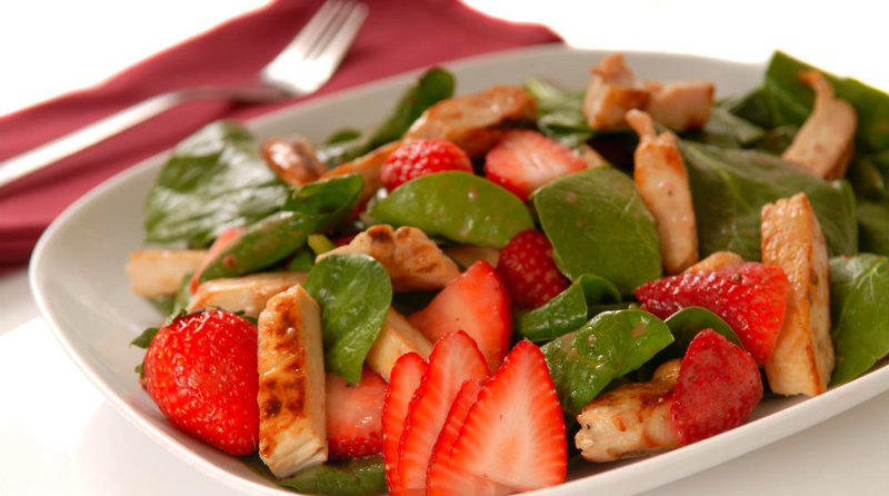 салат из клубники с курицей