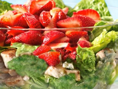 Салат из клубники с курицей