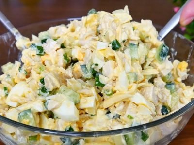 Сытный салат из куриной грудки, огурца и сыра