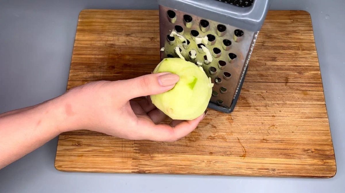 очищенное яблоко