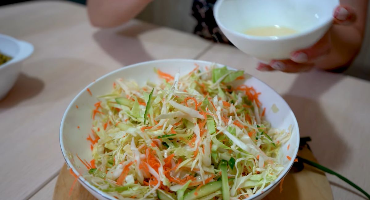 салат из молодой капусты и горошка