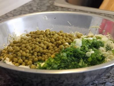 Салат из молодой капусты и горошка