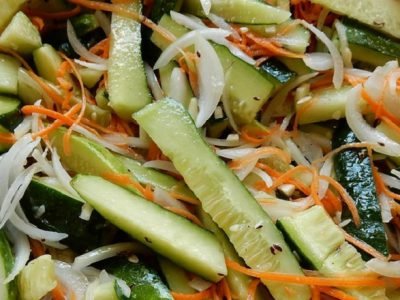 Салат из моркови и огурца