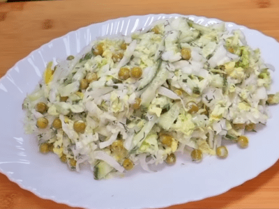 Элементарный салат из пекинской капусты и горошка
