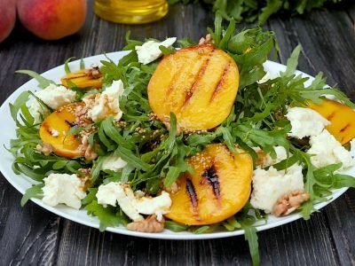 Салат из персиков