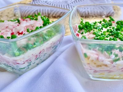 Слоеный салат из редиса и яиц для пикника