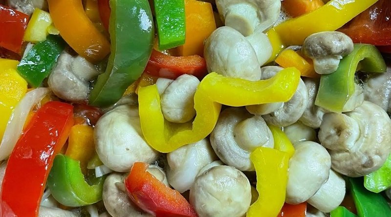 варка закуски из грибов и перца