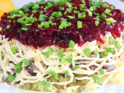 Салат из свеклы с сельдью и яблоком «Норвежский каприз»