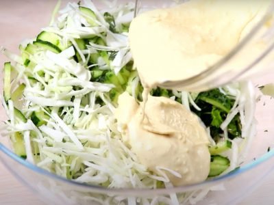 Салат из свежей капусты с яично-горчичной заправкой