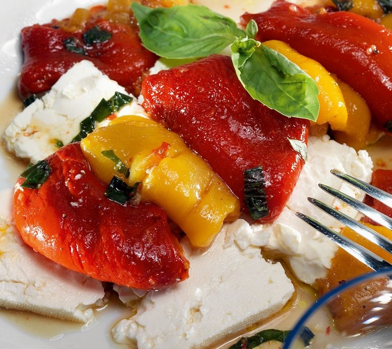 подача салата с перцем и фетой