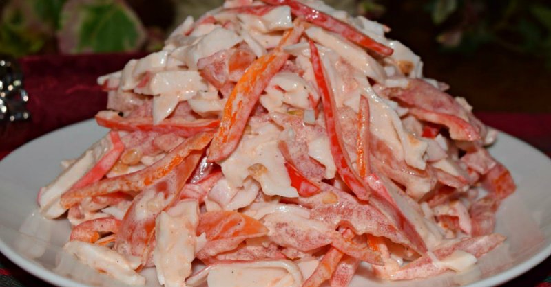 салат с крабовыми палочками и помидорами