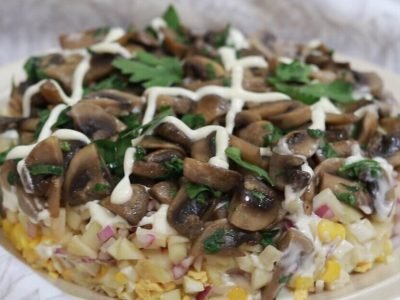 Салат «Мошенница» с грибами и яблоком