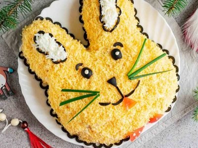 Салат «Новогодний кролик» с курицей и грибами