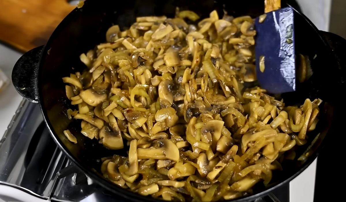 грибы с луком на сковороде