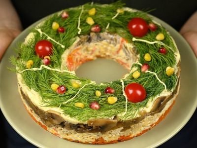 Салат «Новогодний венок» с грибами и сыром
