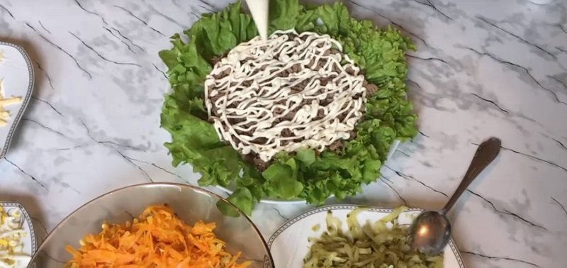 салат с маринованными огурцами