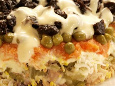 Салат «‎Прага» с курицей и черносливом