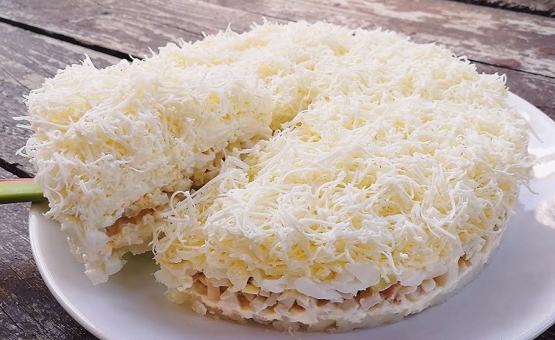 слоеный салат с кальмарами