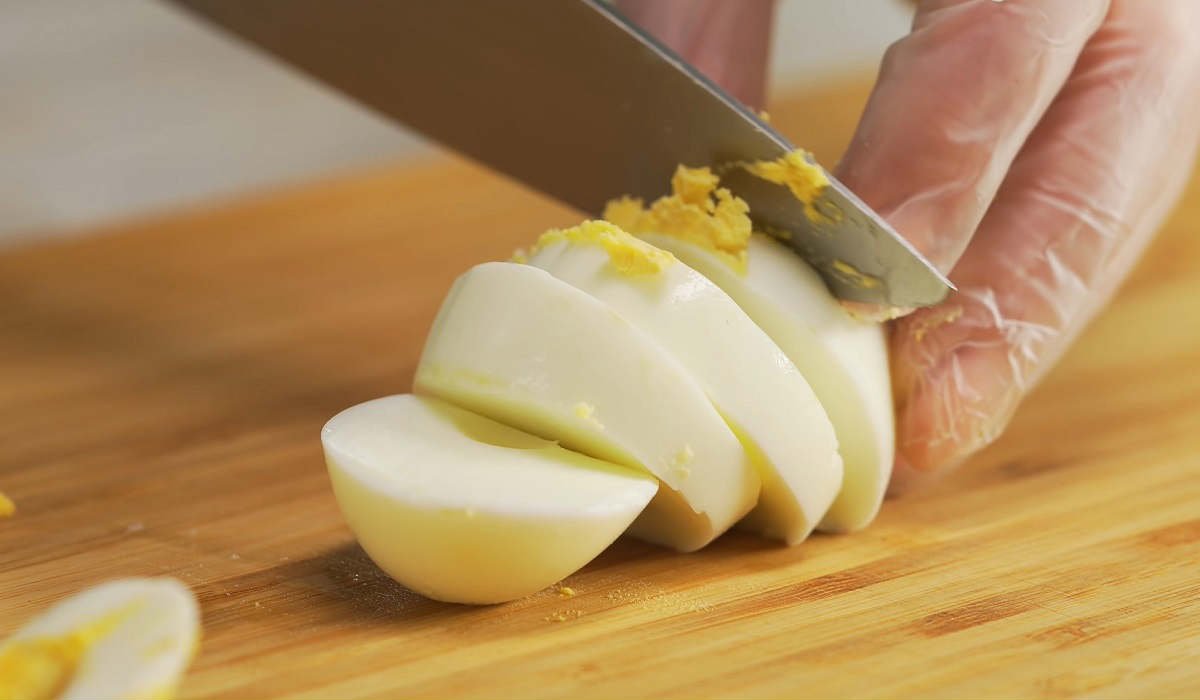 нарезание яиц для украшения