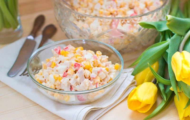 салат с ананасами и крабовыми палочками