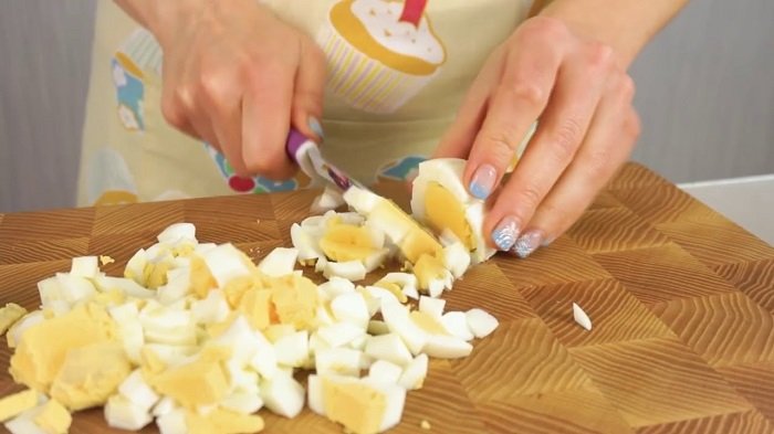 салат из авокадо и яиц