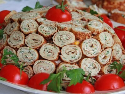 Салат с блинами и ветчиной