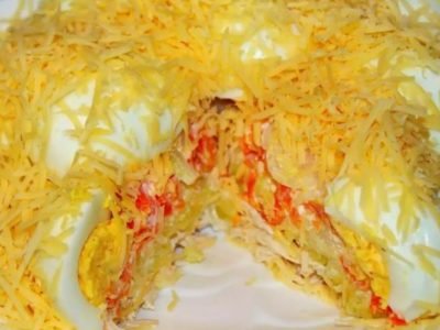 Салат с фаршированными яйцами «Сюрприз»