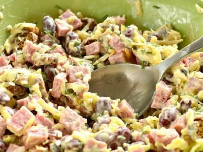 Немецкий салат с фасолью и колбасой