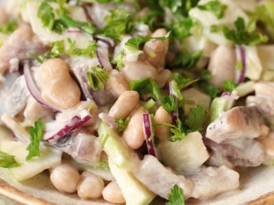 Салат с фасолью и селедкой