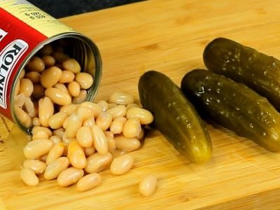 Салат с фасолью и соленым огурцом