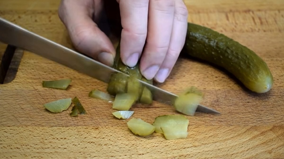 Сытный салат с фасолью и солеными огурцами: рецепт - Со Вкусом