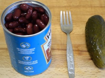 Сытный салат с фасолью и солеными огурцами