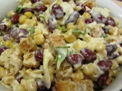 Салат с фасолью и сухарями